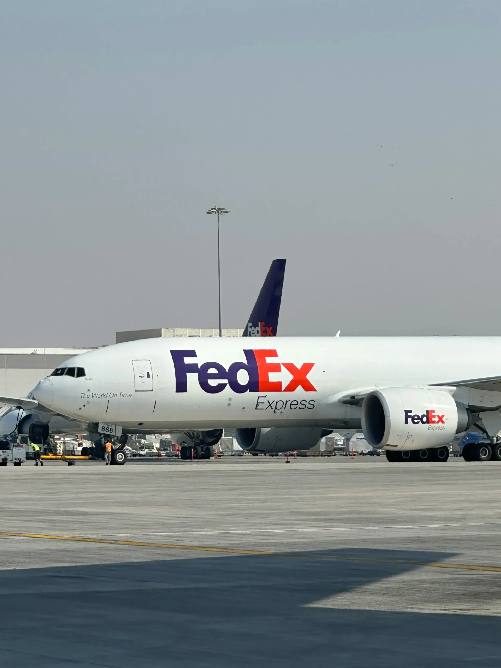 avion con el logo de FedEx